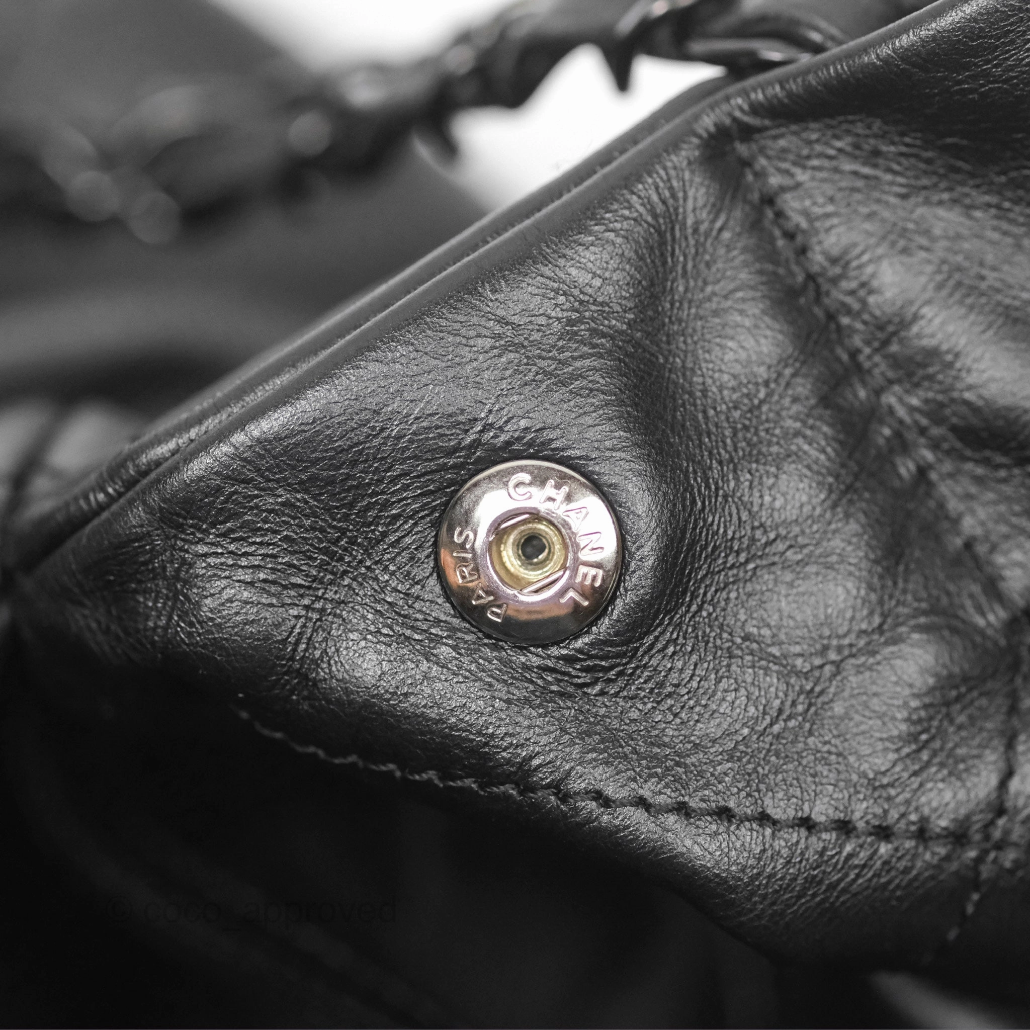 Chanel 22 Bag Medium Black Calfskin So Black Hardware