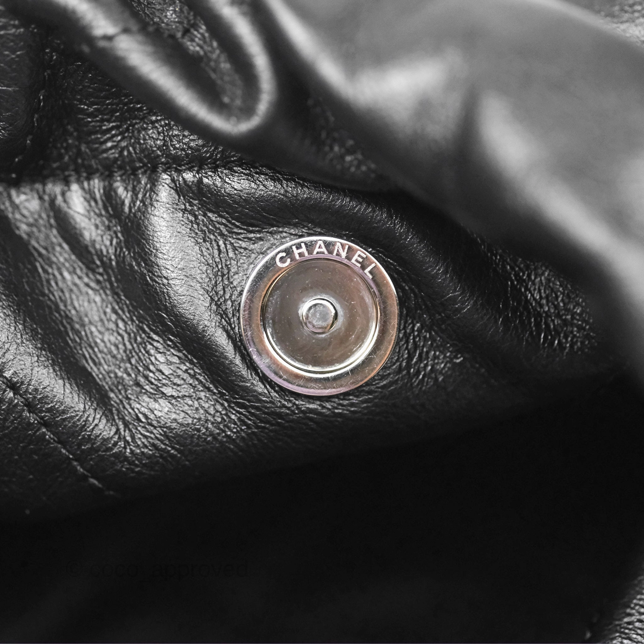 Chanel 22 Bag Medium Black Calfskin So Black Hardware