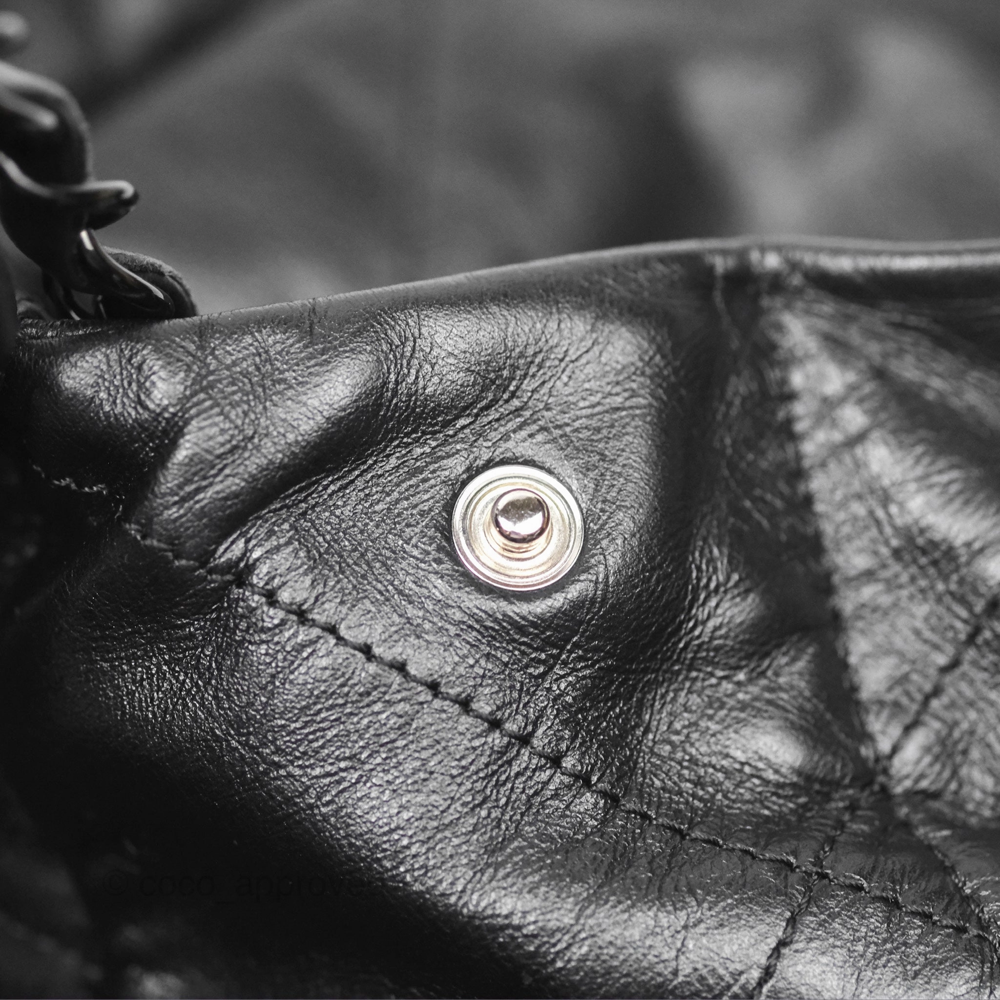 Chanel 22 Bag Medium Black Calfskin So Black Hardware