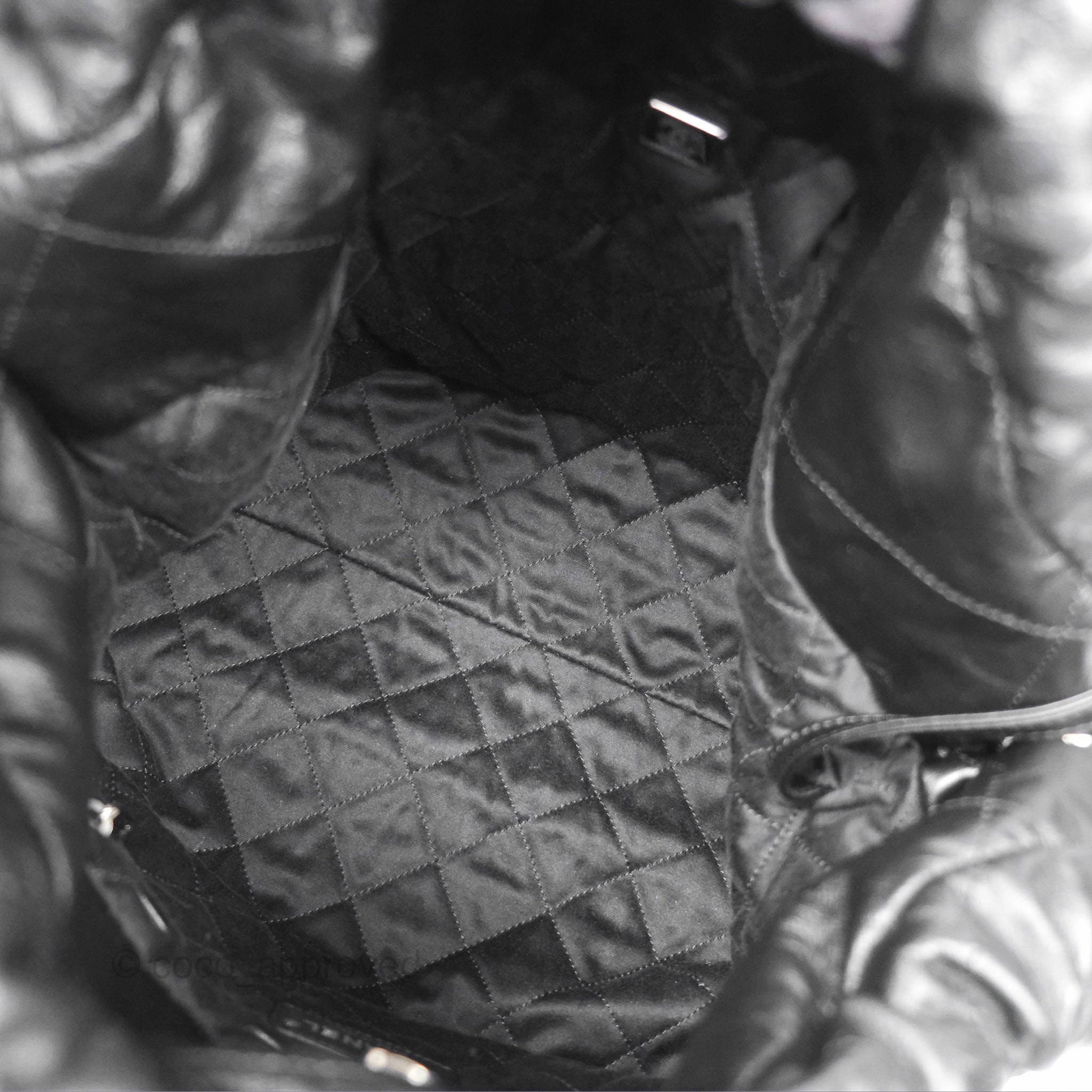 Chanel 22 Bag Medium Black Calfskin So Black Hardware